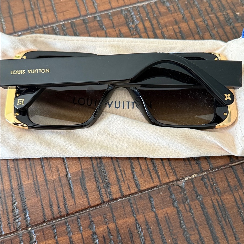 Additional video : Louis Vuitton Elegant Black and Gold moon Sunglasses. - Picture 4 of 8